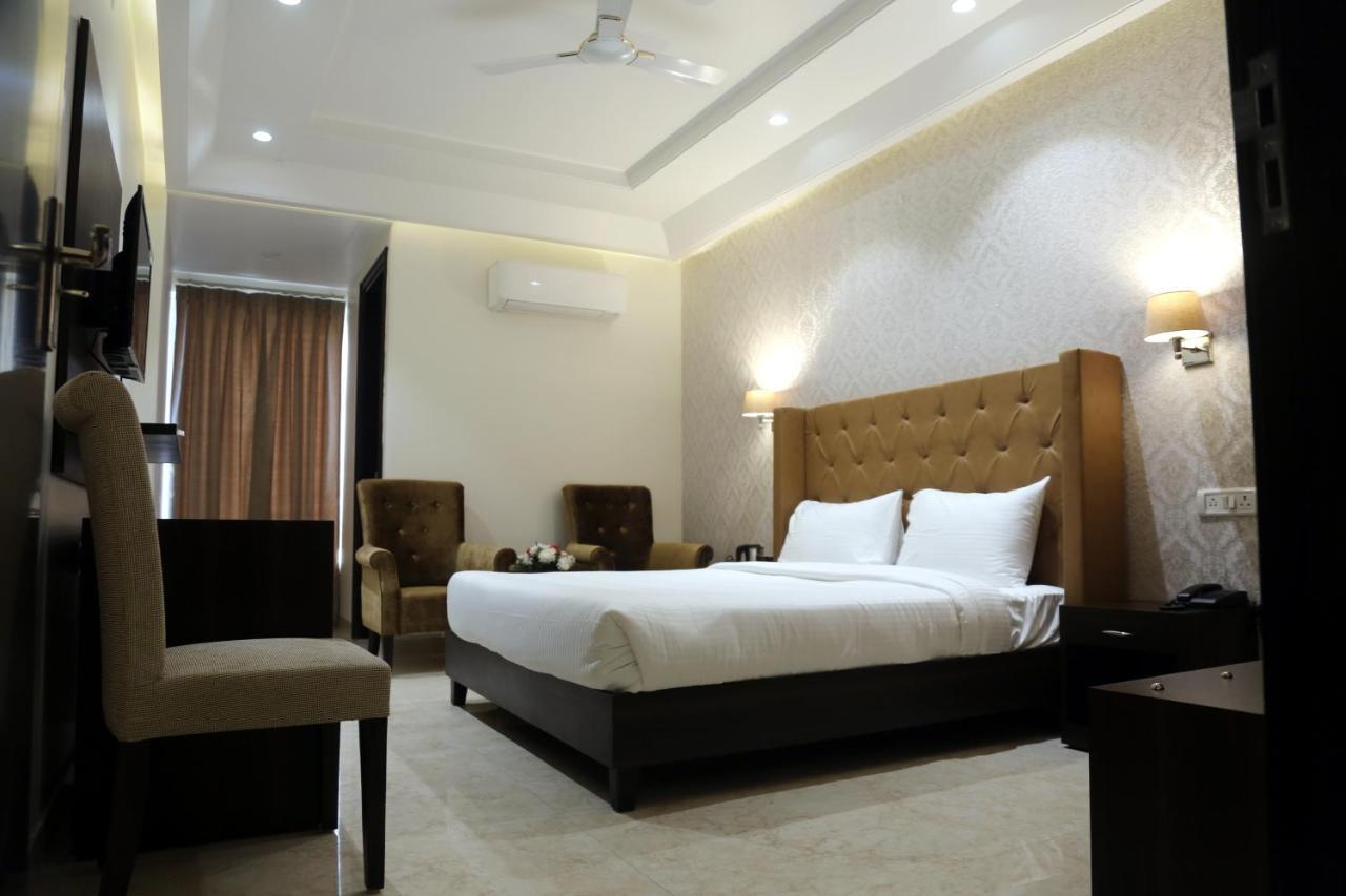 Awadh Inn Noida Exterior photo