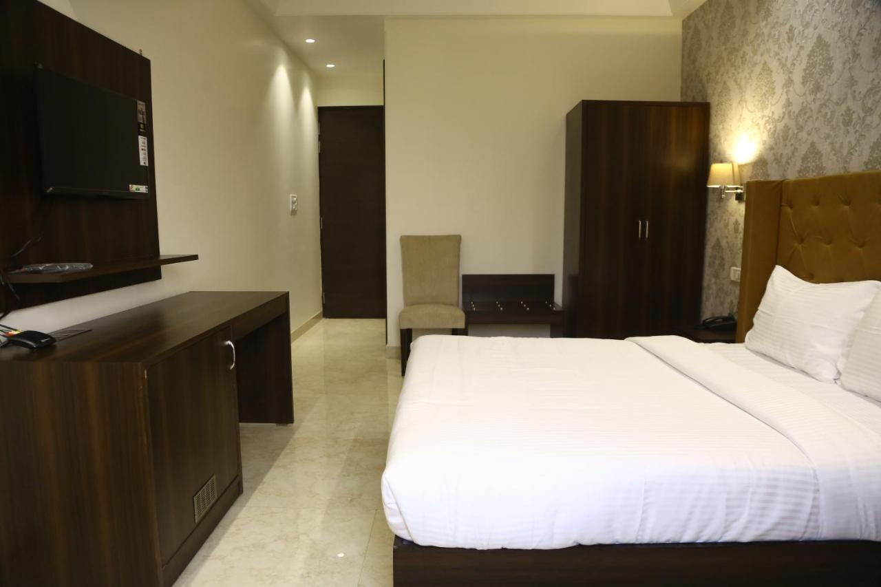 Awadh Inn Noida Exterior photo